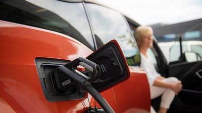Enova vil tette hullene i ladekartet og legger fram en ny støtteordning for hurtigladere i Norge. Inntil 100 millioner kroner skal gå til styrking av infrastrukturen for ladning av elbil. Foto: Enova