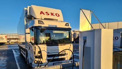 ASKO er ett av de selskapene som får støtte til etablering av bedriftsladere til tyngre kjøretøy. Bildet er fra ASKO Vestby. Foto: ASKO