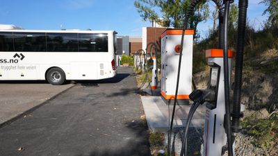 OsloBuss sitt ladeanlegg på Haugenstua i Oslo står på selskapets område og er såkalte dedikerte ladere. Foto: Enova