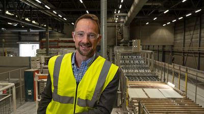 - Med verdens første CO2-frie gipsplatefabrikk revolusjonerer vi klimaregnestykket til gipsplatene, sier administrerende direktør Lars Gaustad i Saint-Gobain Byggevarer AS.