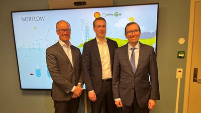 Enova gir 7,5 millioner kroner i støtte til utredning av et forprosjekt som på sikt skal utvikle en ny type flyter for havvind. Prosjektet heter Norflow. Fra venstre: Nils Kristian Nakstad, administrerende direktør i Enova, Frexrik Celius, prosjketdirektør i Shell og Espen Barth Eide, klima- og miljøminister (Ap). Foto: KLD