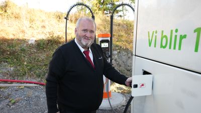 – Her kan jeg lade turbussen om natta og kjøre godt over 400 km på dagen, sier en fornøyd buss-sjåfør, Egil Nerhovde i OsloBuss.