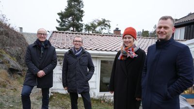 Enova legger fram nye klima- og energitiltak for privatpersoner. Enovasjef Nils Kristian Nakstad og klima- og miljøminister Espen Barth Eide forteller om tiltakene til ekteparet Ingrid Indset og Joachim Hirsch i Oslo. (Foto: Enova)