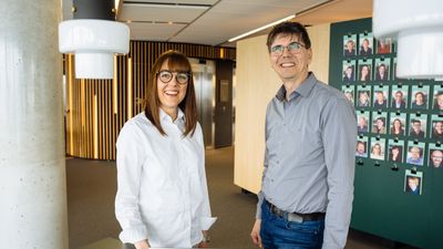 Kantega skal levere en ny dataplattform til Enova. Stine-Aileen Strand, avdelingsleder i Kanatega og Atle Ruud, direktør for digital transformasjon i Enova. (Foto: Morten Smidesang, Kantega)