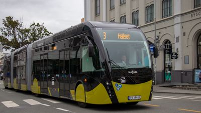 Dersom pilotprosjektet i Trondheim lykkes, planlegger AtB å lade metrobussene via elektrisitet i vegbanen. Foto: AtB