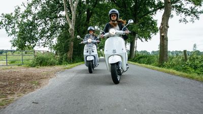 Enova lanserer støtte til elmopeder og elmotorsykler: Du kan nå få inntil 25.000 kroner i Enova-støtte ved kjøp av en elmotorsykkel. Foto: Enova