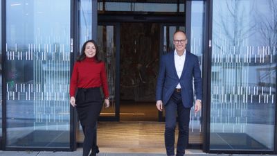 Strategidirektør Tonje Foss og Administrerende direktør Nils Kristian Nakstad i Enova har inngått en ny styringsavtale med sin eier, Klima- og miljødepartementet.