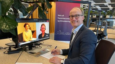Enovas administrerende direktør Nils Kristian Nakstad signerer tilleggsavtalen sammen med ekspedisjonssjef Ingvild Andreassen Sæverud i KLD og konst.strategidirektør Astrid Lilliestråle i Enova. Foto: EnovaN