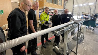 Nuvosil har utviklet en miljølvennlig resirkulering som reduserer energiforbruket og CO2-utslippene med 90 %. Fra venstre Øyvind Nielsen (CTO Nuvosil), Bjørn-Olav Brelin (CEO, Nuvosil), Geir Kvam-Langelandsvik (research Scientist, PhD SINTEF Industry), Idar K. Steen (leder LER test senter Nuvosil), Halstein Kvande (Maskintekniker, Storvik)