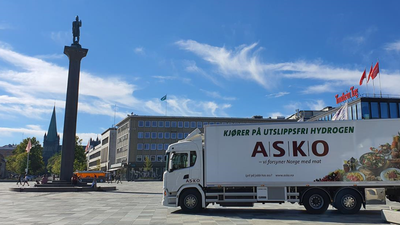 Enova gir støtte til ti nye hydrogenlastebiler for å få mer erfaringer fra drift av slike i Norge. Fra før ruller det seks hydrogen lastebiler rundt i Norge. Her er en av ASKO Midt-Norge sine.