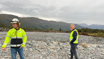 Prosjektleder Kristian Myklebust (t.v.) og forretningsutvikler Martin Toreli på tomta der hvor Havila Biogass AS skal bygge prpduksjonsanlegg.