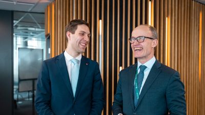 Fotografi av klima- og miljøminister Andreas Bjelland Eriksen og administrerende direktør i Enova Nils Kristian Nakstad i Enova under besøk i Enovas kontorlokaler i Trondheim i februar 2024.