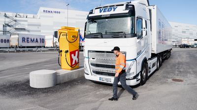 Fotografi av lastebil som lades med elektrisk lader.