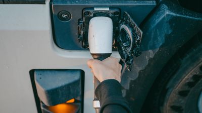 Bilde som viser lading av elektrisk lastebil