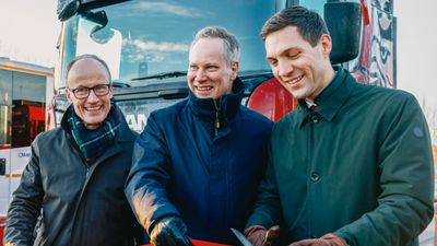 NYE PROSJEKTER: Åpningen av den første Enova-støttede ladestasjonen for el-lastebiler i Askim, 7. februar 2025. Fra venstre: administrerende direktør i Enova, Nils Kristian Nakstad; samferdselsminister Jon-Ivar Nygård (Ap) og klima- og miljøminister Andreas Bjelland Eriksen (Ap).