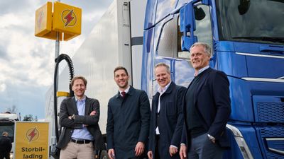 SNART 100 LADESTASJONER: F.v. Carl-Erik Kullmann i Enova, klima- og miljøminister Andreas Bjelland Eriksen, samferdselsminister Jon-Ivar Nygård og kjedesjef Øyvind Andreassen i St1, ved ladestasjonen på Nebbenes. Dette er en av snart 100 ladestasjoner for elektrisk lastebil i Norge.