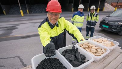 SMÅ PELLETS KAN GI STOR KLIMAEFFEKT: Ståle Kvernrød i Enova holder i pellets som skal testes ut i Elkems ovner. Lykkes prosjektet kan Norge kutte én prosent av landets klimagassutslipp fra 2030.