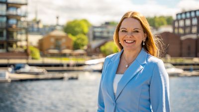 Evy Glørstad blir ny administrerende direktør i Enova, her portrettert med blå jakke foran Nidelva i Trondheim.