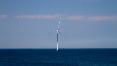 EUs innovasjonsfond har tildelt 36,4 milliarder kroner til 77 klima- og energiprosjekter i Europa. Støtten til de norske prosjektene utgjør 9 prosent av dette. Bildet viser vindmølle i havet utenfor Norge.