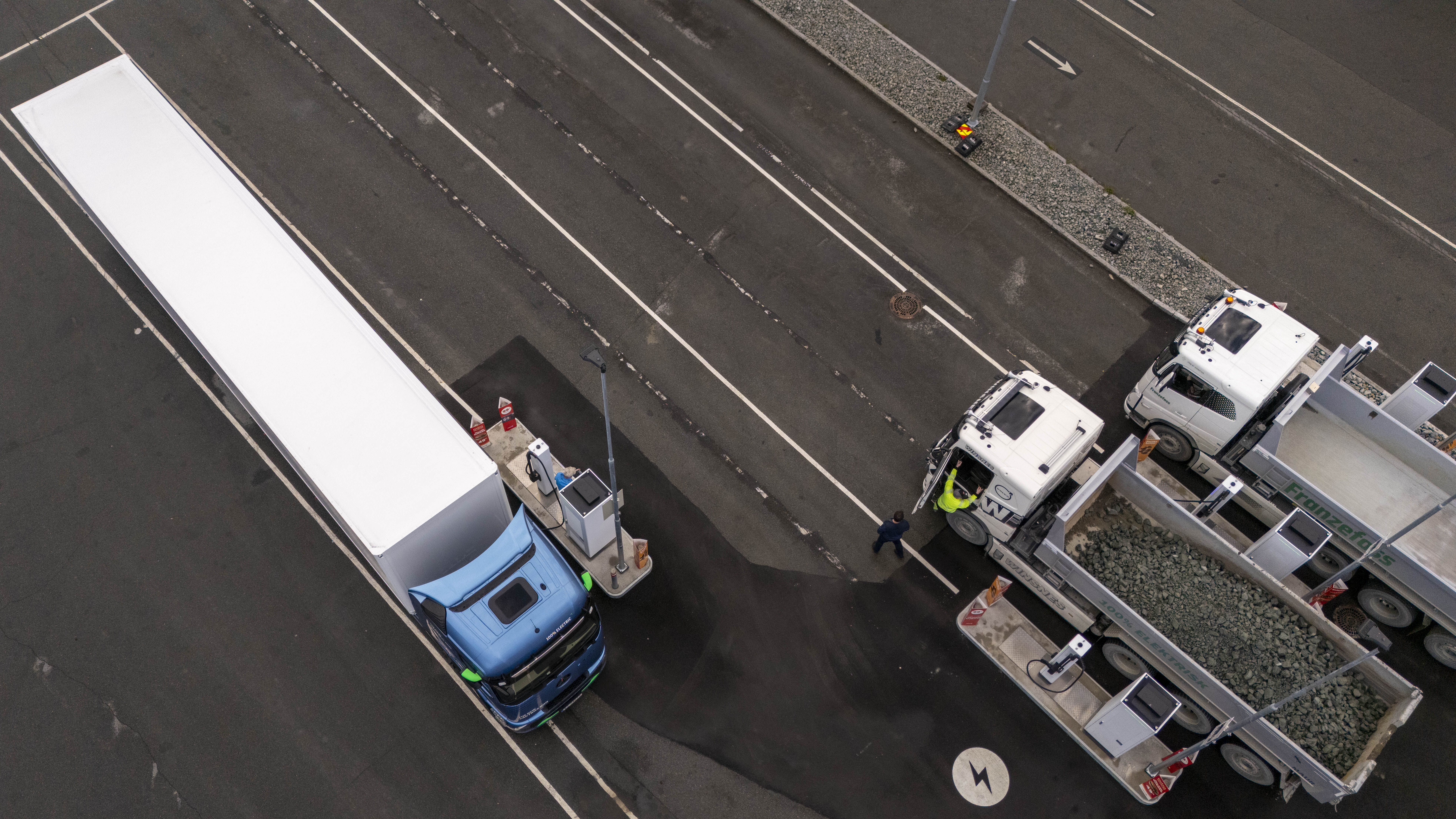 KRAFTIG VEKST: På seks år har antallet elektriske lastebiler på norske veier økt fra 37 til 3535. Bildet viser lading av elektriske lastebiler på Klett utenfor Trondheim.